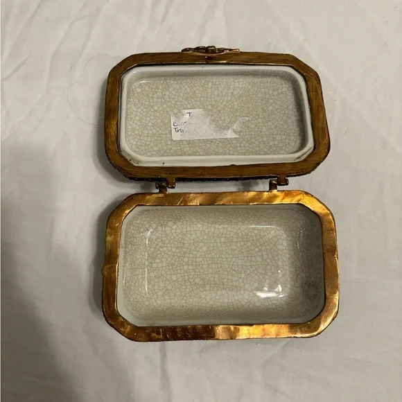 Vintage Blue and Gold Footed Porcelain Trinket Box – Hollywood Regency Style - Picture 6 of 8